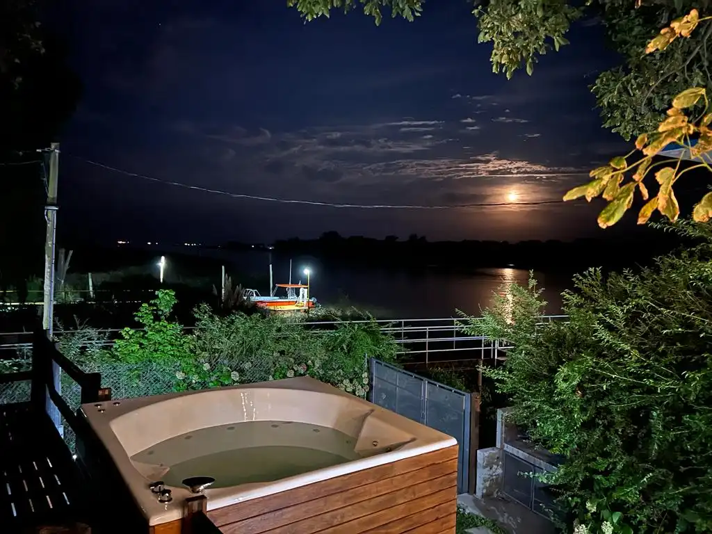 Jacuzzi privado con vista al río